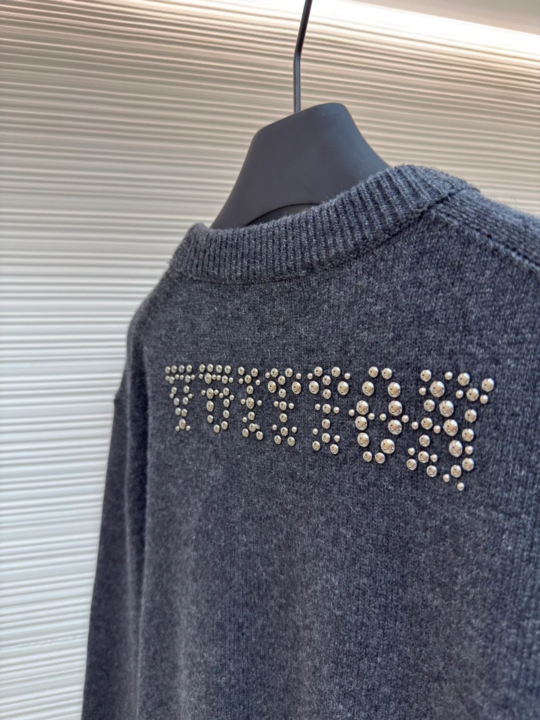 LOUIS VUITTON Sun-permed woolen sweater ●Authentic product: Purchased and developed at 16600 ●Item No.: 1680608-B70 ●Fabric: wool fabric ●Technology: Perm-perm production ●Version: Fitted version ●Weight: about 645 grams ●Size: XS-S-M-L ●Description: Zhenpin goat hair is woven, and the woolen wool fabric has very good thermal insulation properties. Due to the natural warmth of the wool fiber, the woolen wool fabric can stay warm in the cold winter; in addition, the woolen wool fabric has good breathability, even in a humid environment. You won’t feel stuffy. Secondly, woolen wool fabrics are also very soft and comfortable. Due to the natural softness of wool fibers, woolen wool fabrics are very soft to the touch and very comfortable to wear. Also, the texture of woolen wool fabrics is also very soft and will not irritate the skin. This ironing drill is extremely heavy-duty. There are 6 groups of beads of different sizes on it, so it is particularly easy to move. The overall workmanship is very complex. Heat-capacitive glue is added to the embroidery. It needs to be hot-glued to ensure quality. The checkerboard pattern needs to be positioned so it is fast. Each process of the whole dress is slow and time-consuming. The overall wiring is straight and delicate, the fabric is comfortable and soft, and the color is consistent without color difference. It can be matched with the same style to create a fashionable look and control various occasions. Customized accessories, complete three standards, the same style for men and women!